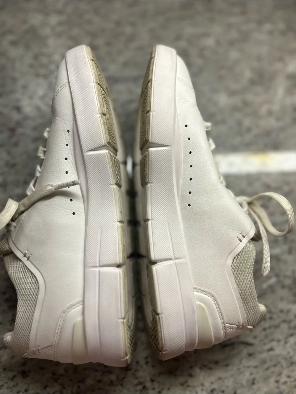 On Cloud womens Roger Advantage White Leather Sneakers - size 6.5 EUC